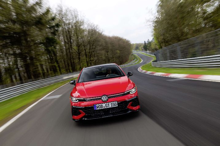 Vrhunec pred vrhuncem: Volkswagen na 24-urni dirki na Nürburgringu predstavlja novi Golf GTI EDITION 50. Leta 2026 bo Golf GTI praznoval svojo 50. obletnico in znamka ta poseben dogodek obeležuje s tem izjemnim posebnim modelom. Z močjo 239 kW (325 KM) se Golf GTI EDITION 50 zapisuje v zgodovino kot najmočnejši serijski Golf GTI doslej. Proizvodnja ekskluzivnega posebnega modela naj bi se v Wolfsburgu začela konec leta 2025, tako da bo Golf GTI EDITION 50 lahko kupcem dostavljen pravočasno za začetek jubilejnega leta, od prvega četrtletja 2026.